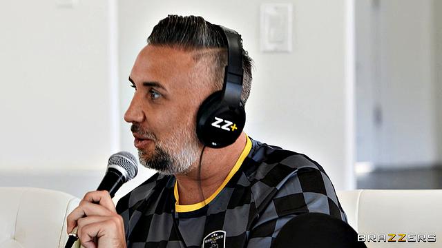 Три порнозвезды соблазняют Keiran Lee и устраивают групповуху на подкасте ZZCast.