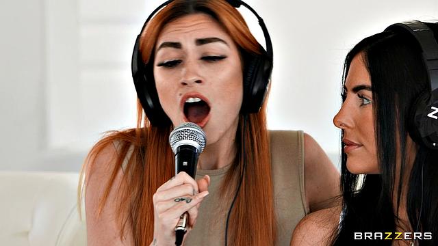 Три порнозвезды соблазняют Keiran Lee и устраивают групповуху на подкасте ZZCast.