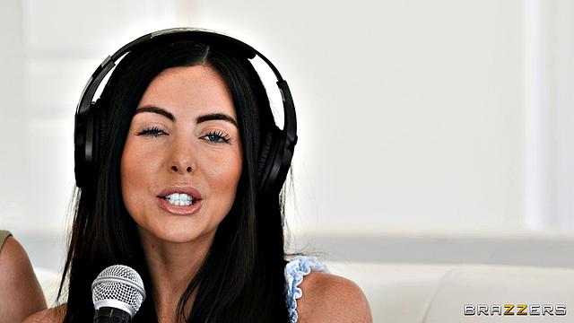 Три порнозвезды соблазняют Keiran Lee и устраивают групповуху на подкасте ZZCast.