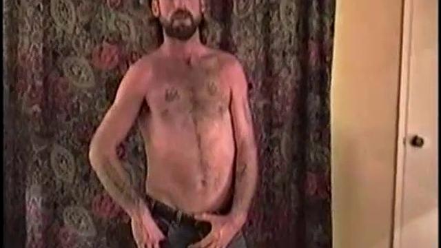 john reed дрочит член и заливает спермой