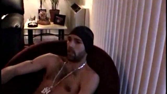 Straight Enrique Cums Quick