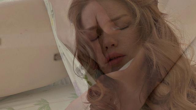 кудрявая красотка раздвигает ноги и дрочит на кровати