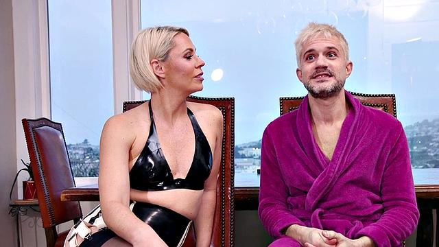 латексная милфа дрючит покорного на славу ремнём