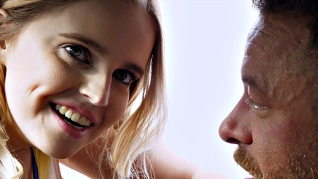 коди вор соблазняет грудью и получает двойное удовольствие на обочине