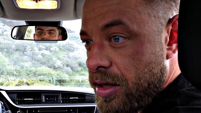 коди вор соблазняет грудью и получает двойное удовольствие на обочине