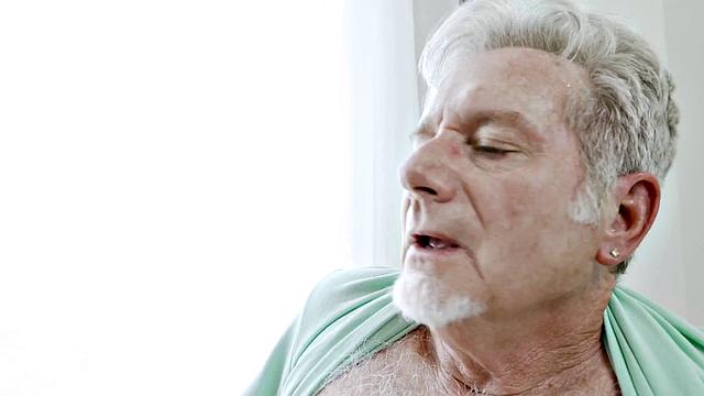 подружки меняются отчимами, семейная драма заканчивается групповушкой