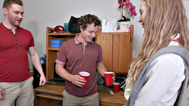 студентки устраивают жаркую тусовку и трахаются в общаге