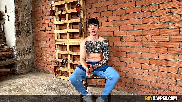 Гарри Мэйсон меняет сценарий и показывает Себастьяну Кейну, как парни реально развлекаются за закрытыми дверями