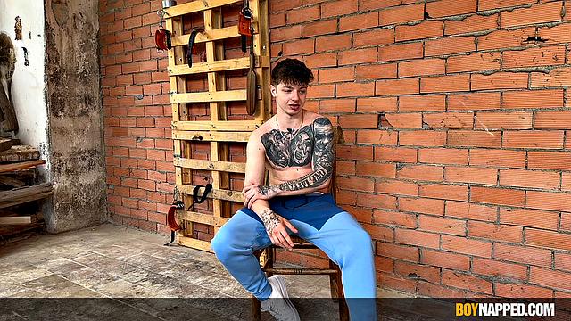 Гарри Мэйсон меняет сценарий и показывает Себастьяну Кейну, как парни реально развлекаются за закрытыми дверями