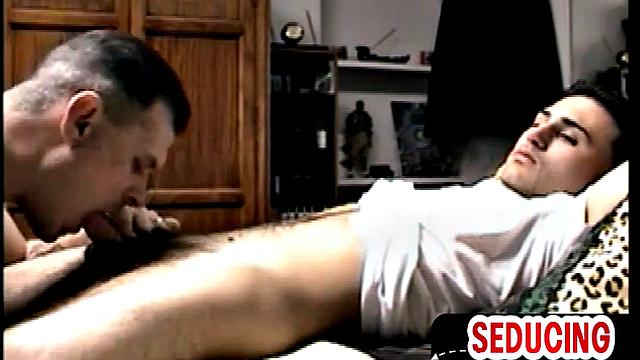 волосатый парень сосёт у телевизора