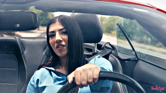 блондинка соблазняет водительницу, лижет киску и трахается на капоте