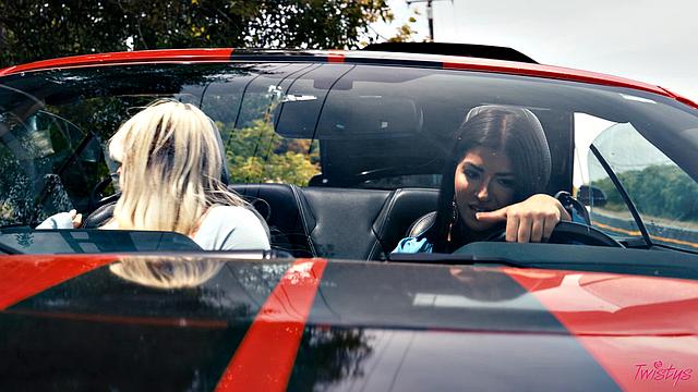 блондинка соблазняет водительницу, лижет киску и трахается на капоте