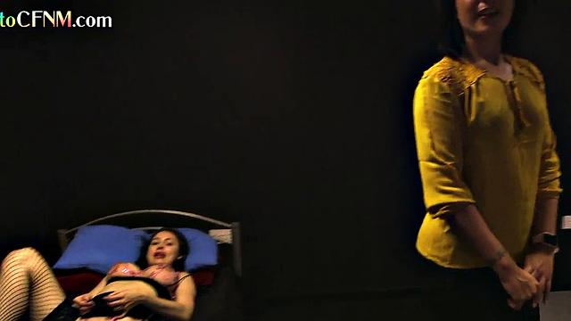 смотри, как cfnm девчонки отсасывают и дрочат ему в библиотеке