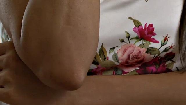 Алекса Томас не может устоять перед горячим британцем на кухне