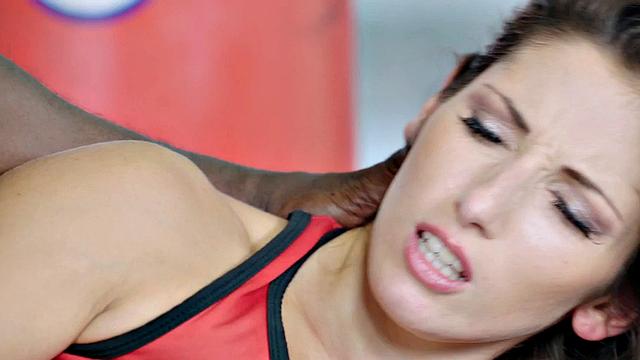 Gym babe assfucked by black cock after deepthroating