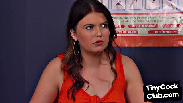 студентка-доминантка унижает профессора за маленький член