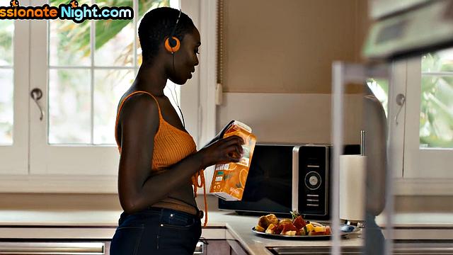 лесби у бассейна: чья щека выдержит самый длинный посидон