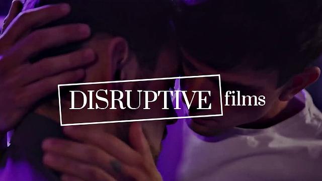 мускулистый отчим жестко трахает пасынка в голую задницу