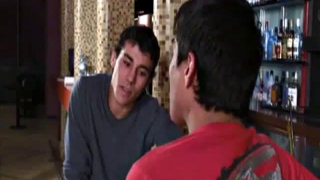 Hernan Medina с жадностью сосёт большой член Niko Tomiar и стонет от кайфа