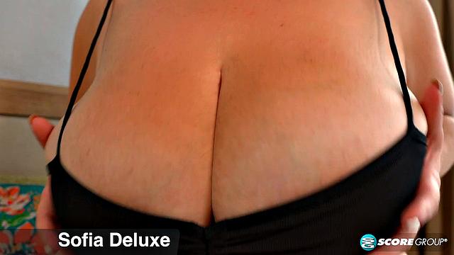 София Делюкс трогает свои большие сиськи и заводит себя страстно