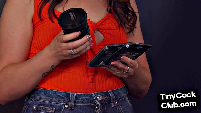 Фемдом с большими сиськами дрочит маленький член в раздевалке