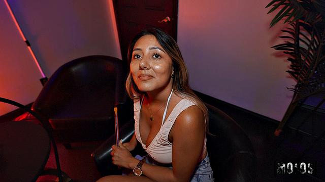 люси фокс отсасывает джимми майклсу в кальянной и получает по полной