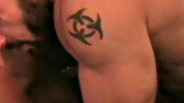 Немецкий качок раздает крем, а считать калории некому