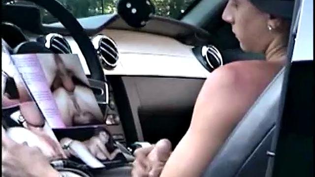 кори получает минет на улице и кончает