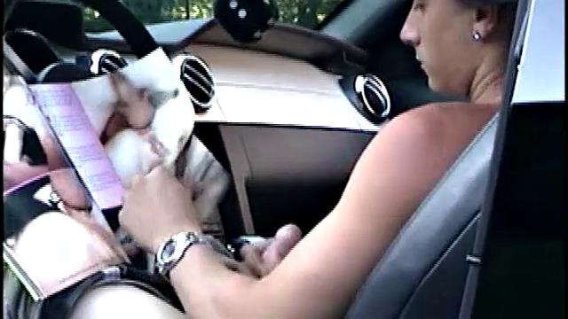 кори получает минет на улице и кончает