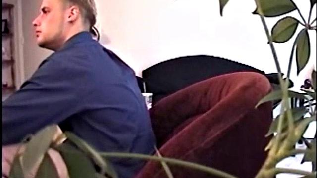 Горячая зрелая дрочит член и ловит мощный залп спермы