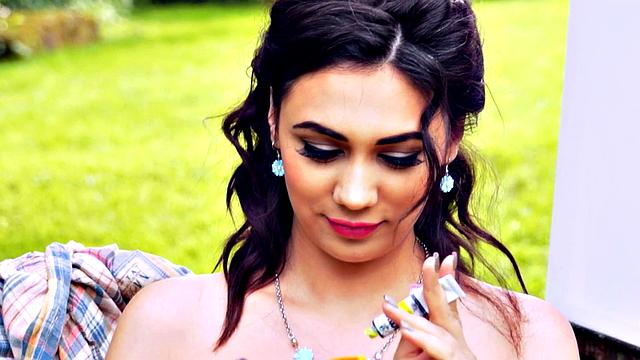 алексия обнажает тело на траве и рисует грудью, потом ласкает себя