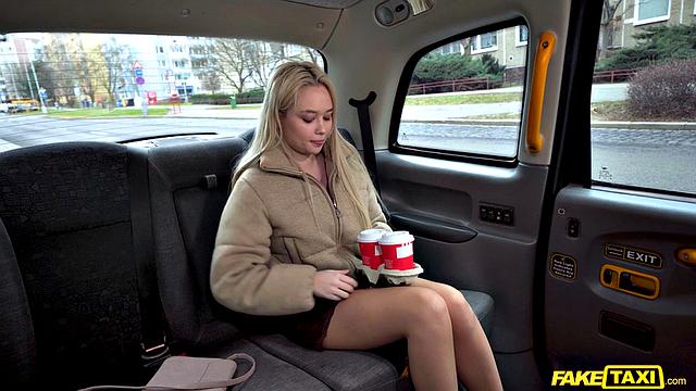 русская блондинка разносит кабину и заглатывает до капли