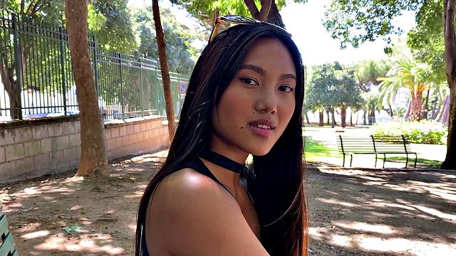 мэй фоткается в парке, а получает полный рот удовольствия