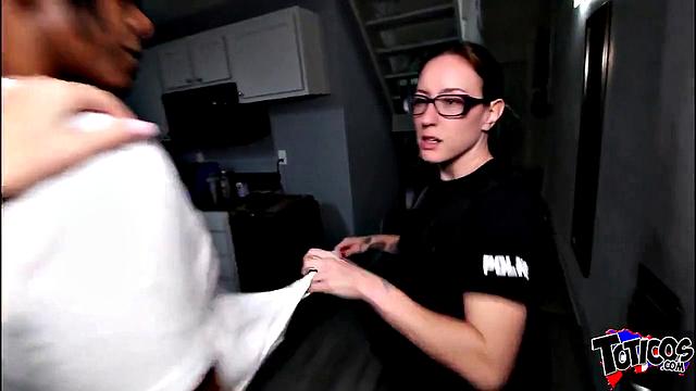 блондинка milf-полицейская сосёт bbc и трахается на работе