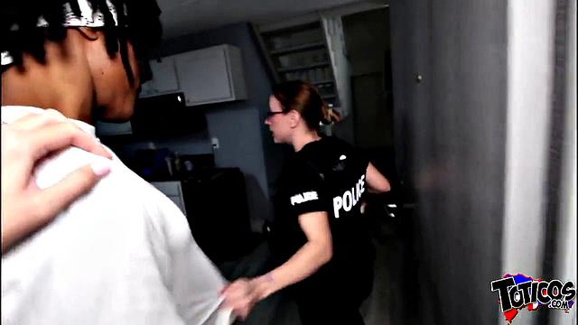 блондинка milf-полицейская сосёт bbc и трахается на работе