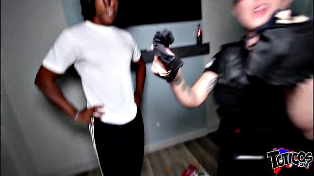 блондинка milf-полицейская сосёт bbc и трахается на работе