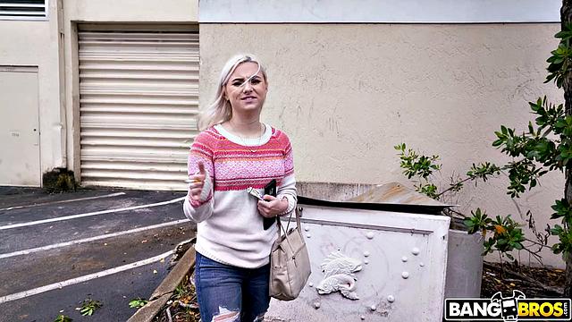 Aria Banks зарабатывает на стриптизе и отсасывает парням в фургоне за деньги, но попадает на разводку фейковыми купюрами.