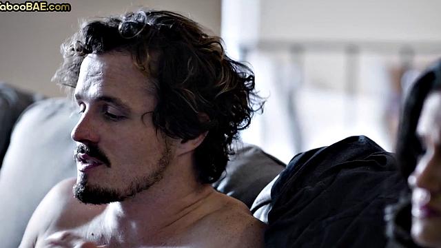 похотливая милфа с грязным языком орёт от жёсткого анала