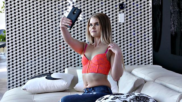 сводная сестра снимает домашку с братом, чтобы позлить бывшую