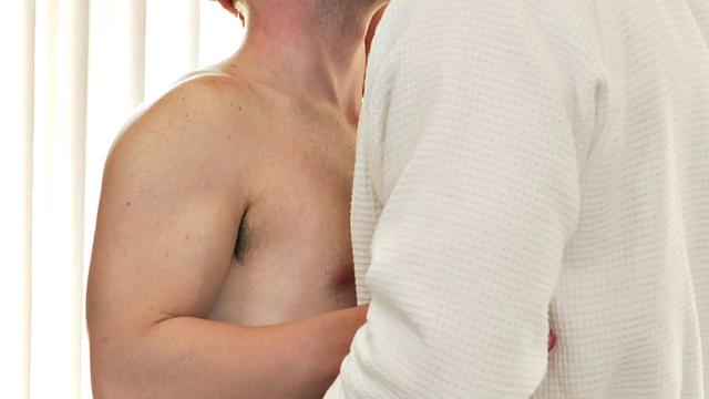 Смотри, как отчим вылизывает и трахает пасынка игрушкой