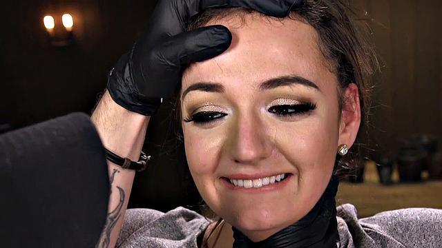 Хозяин развлекается с рабыней с кляпом - пальцы работают без выходных