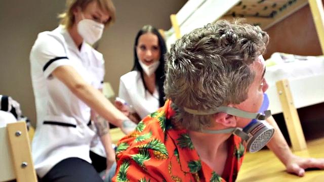 Hotel cleaner MILF deepthroating guest