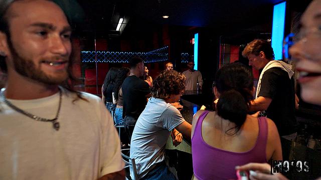 горничная сосёт и получает сперму на лицо