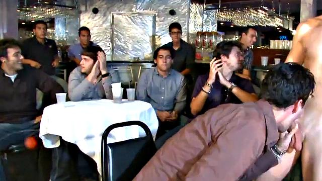 Парни сосут член на вечеринке для своих