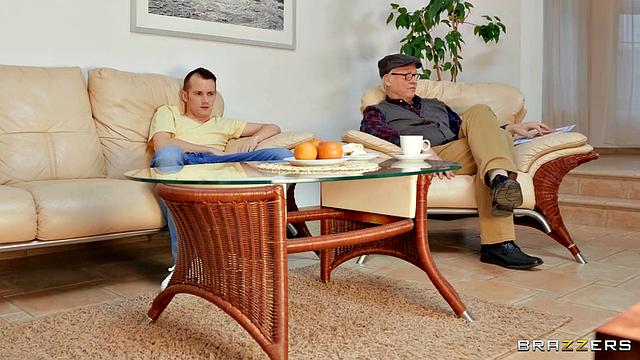 Страстная медсестра доит зрелого Ханса, а внук Сам подключается к сбору спермы с изюминкой фетиша на туфли.