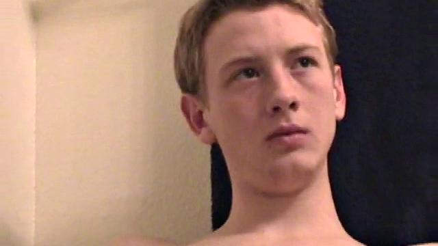 корбин дрочит на толчке и не даёт штанам шанса