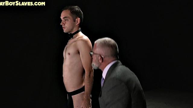 стройный твинг получает по полной от зрелого папика на глазах у другого