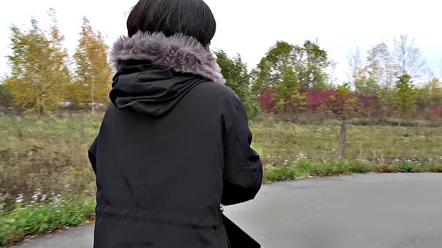 British hottie Kiki Minaj gives a hot outdoor handjob & blowjob to a lucky stud