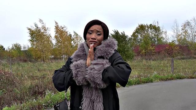 British hottie Kiki Minaj gives a hot outdoor handjob & blowjob to a lucky stud