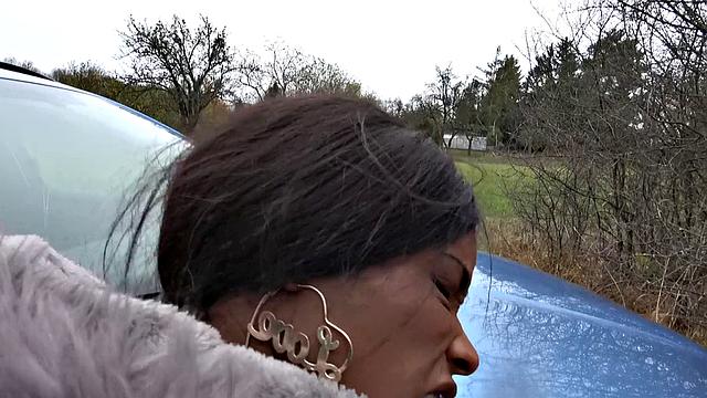 британка кики минаж дрочит и сосёт на улице